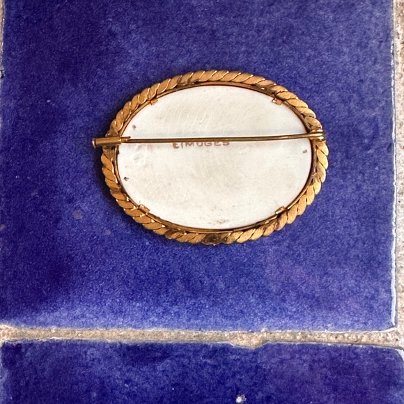 Antique Limoges Hand Painted Brooch w / Marie Antoinette in Tableux Vivant c1895 - Picture 3 of 9